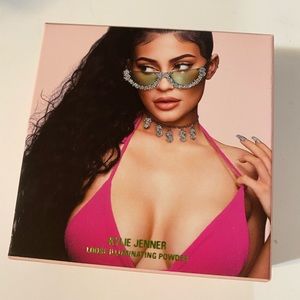 Kylie Jenner loose illuminating powder